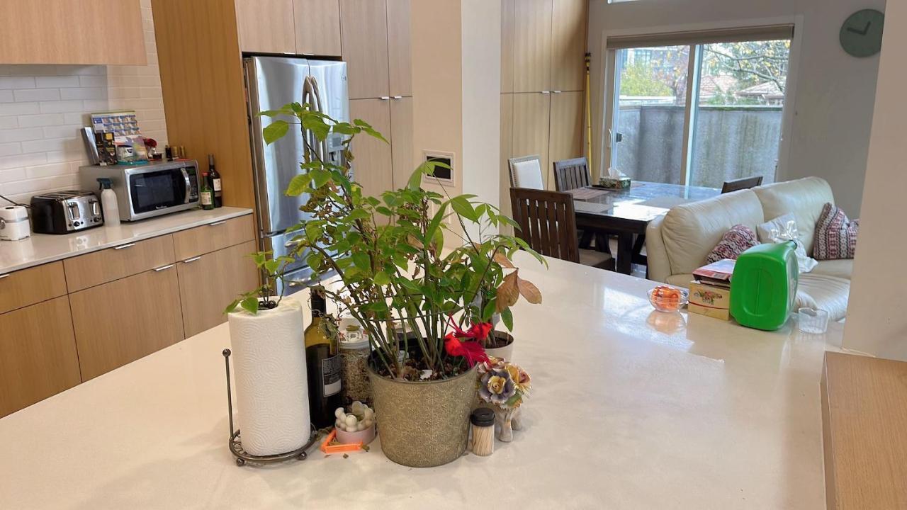 5 Mins Walk To Skytrain Station Villa Vancouver Exterior photo